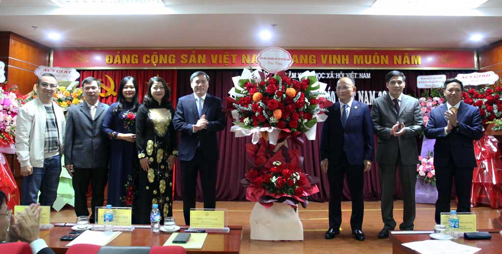 GS.TS. Lê Văn Lợi- Bí thư Đảng ủy- Chủ tịch Viện Hàn lâm Khoa học xã hội Việt Nam tặng hoa chúc mừng của Viện Hàn lâm tới Học viện nhân kỷ niệm 43 năm Ngày nhà giáo Việt Nam 2011.